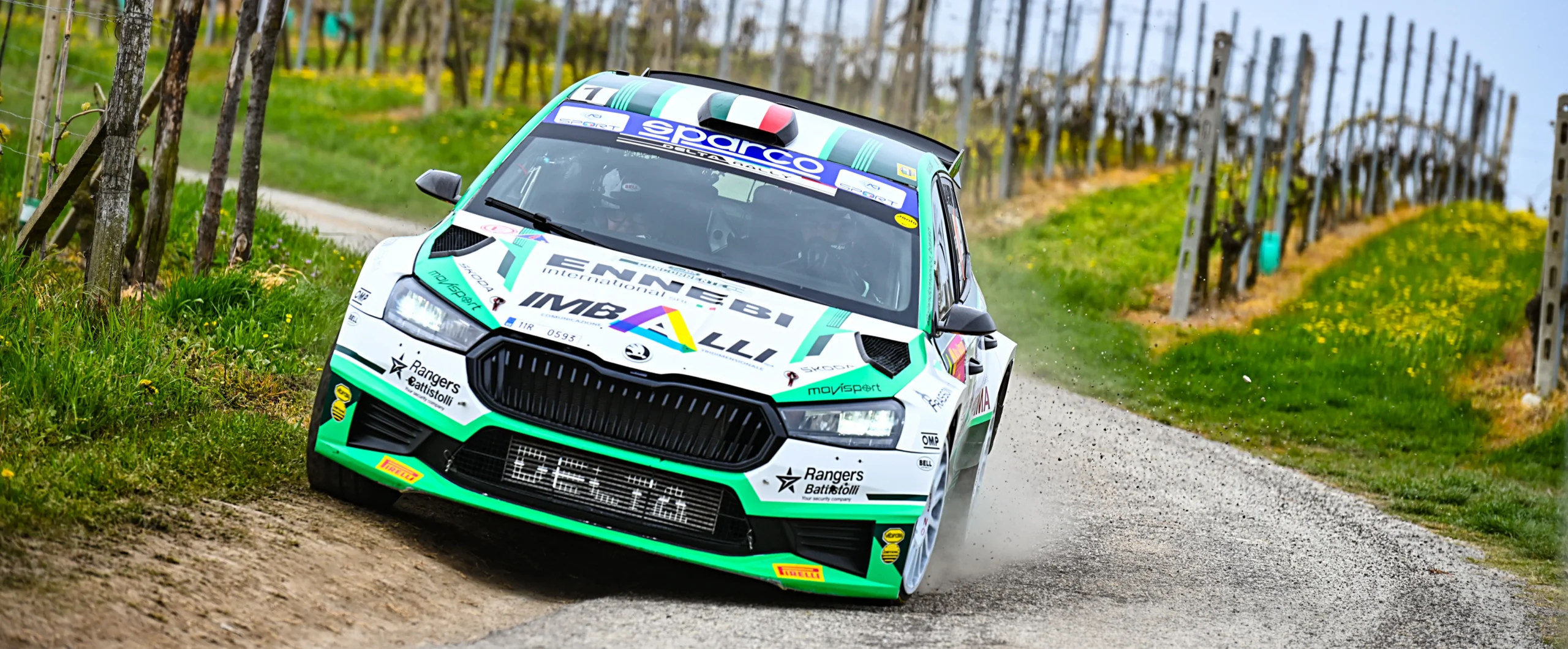 Auto da rally impegnata nella curva su sterrato in una prova speciale del Rally Piemonte