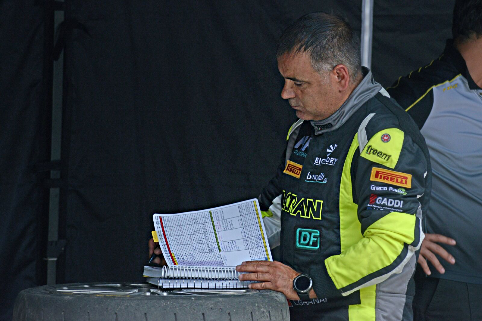 Lorenzo Granai istruttore federale ACI Sport impegnato sul quaderno note rally CoDriver Academy