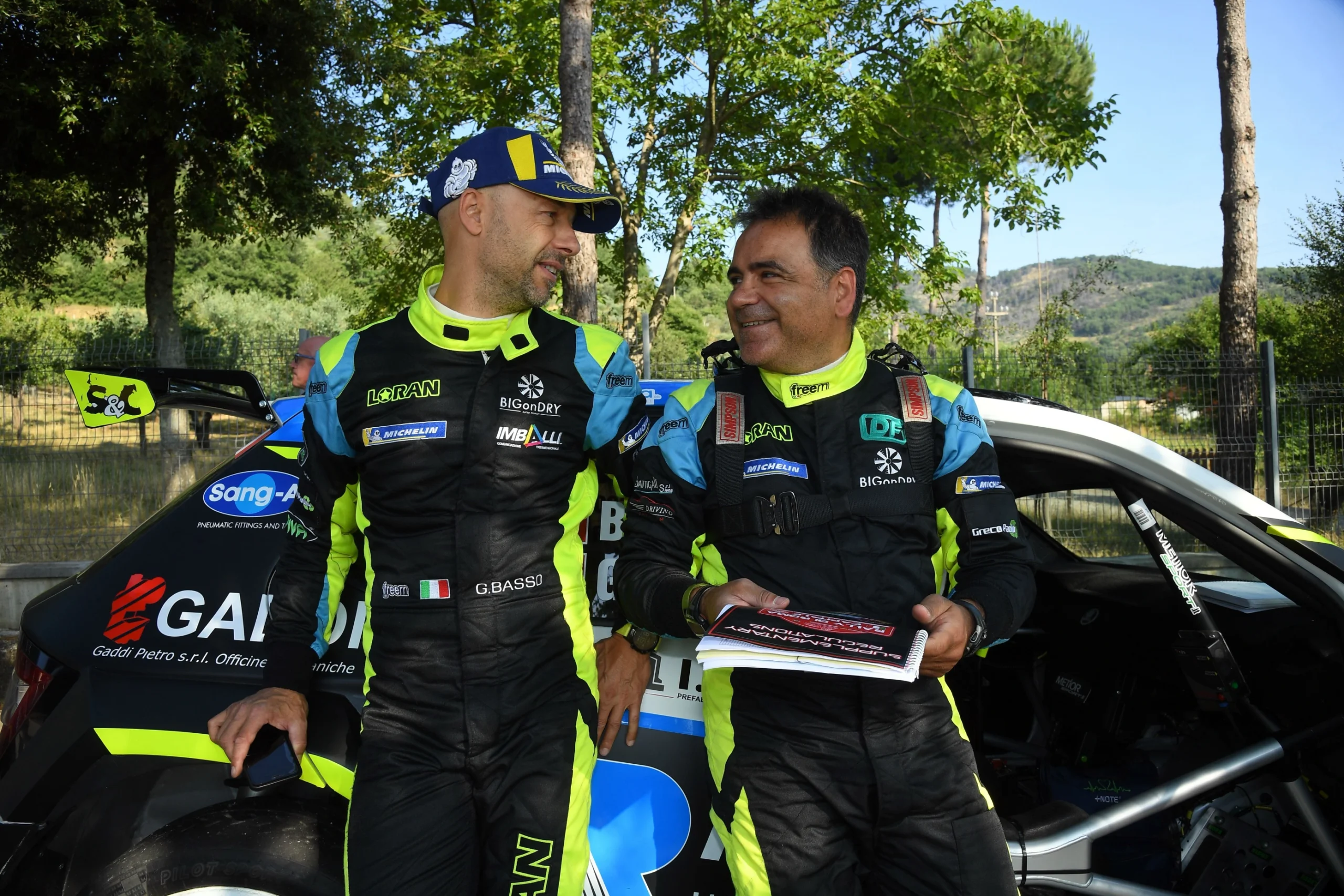 Pilota e navigatore rally preparano le note sul quaderno note prima della sessione pratica