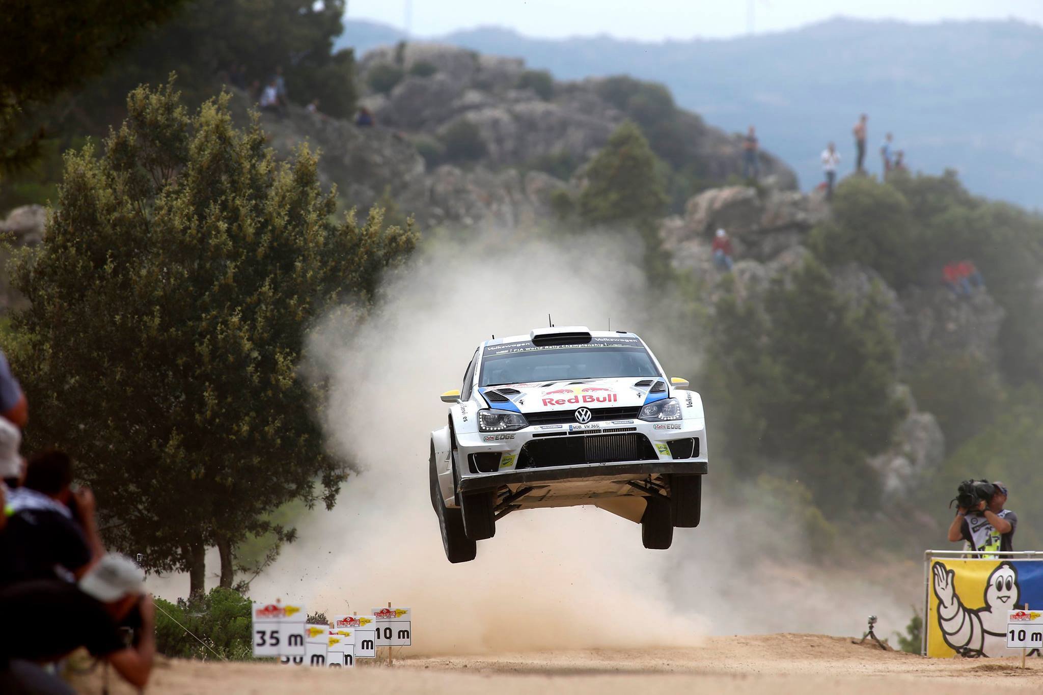 Polo WRC in salto lungo durante prova speciale rally internazionale CoDriver Academy
