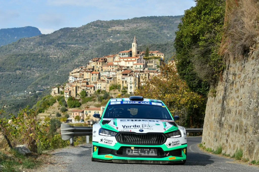 Equipaggio rally in prova speciale durante una competizione del campionato italiano