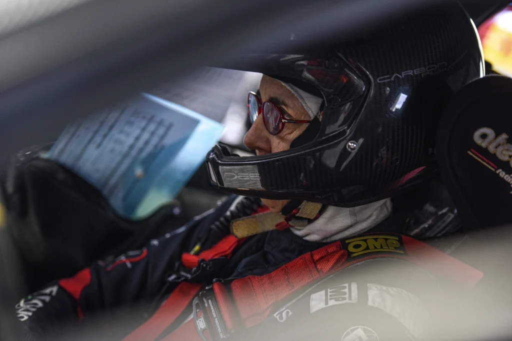 Pilota rally che migliora le proprie performance in una sessione di tutoraggio con istruttore professionista