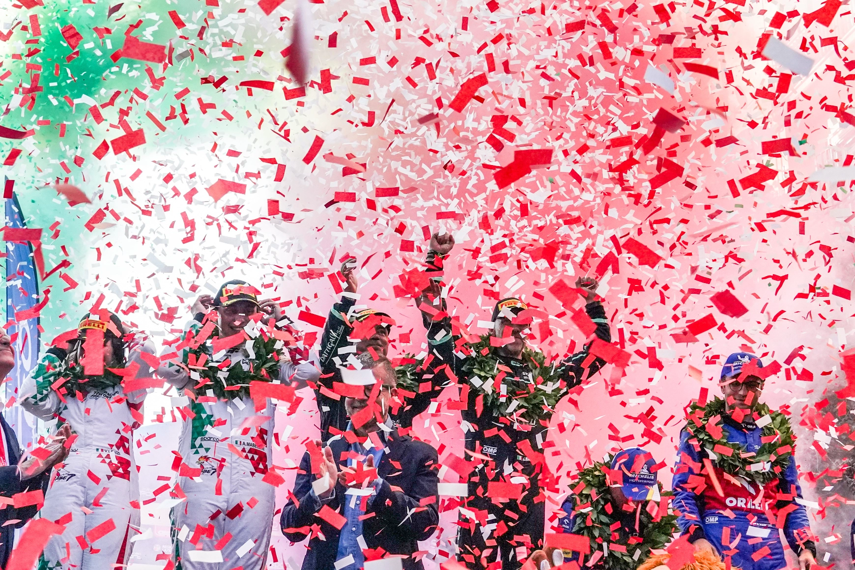 Equipaggio al termine del percorso di formazione navigatore rally con simulazione in prova speciale vince la gara del campionato italiano rally