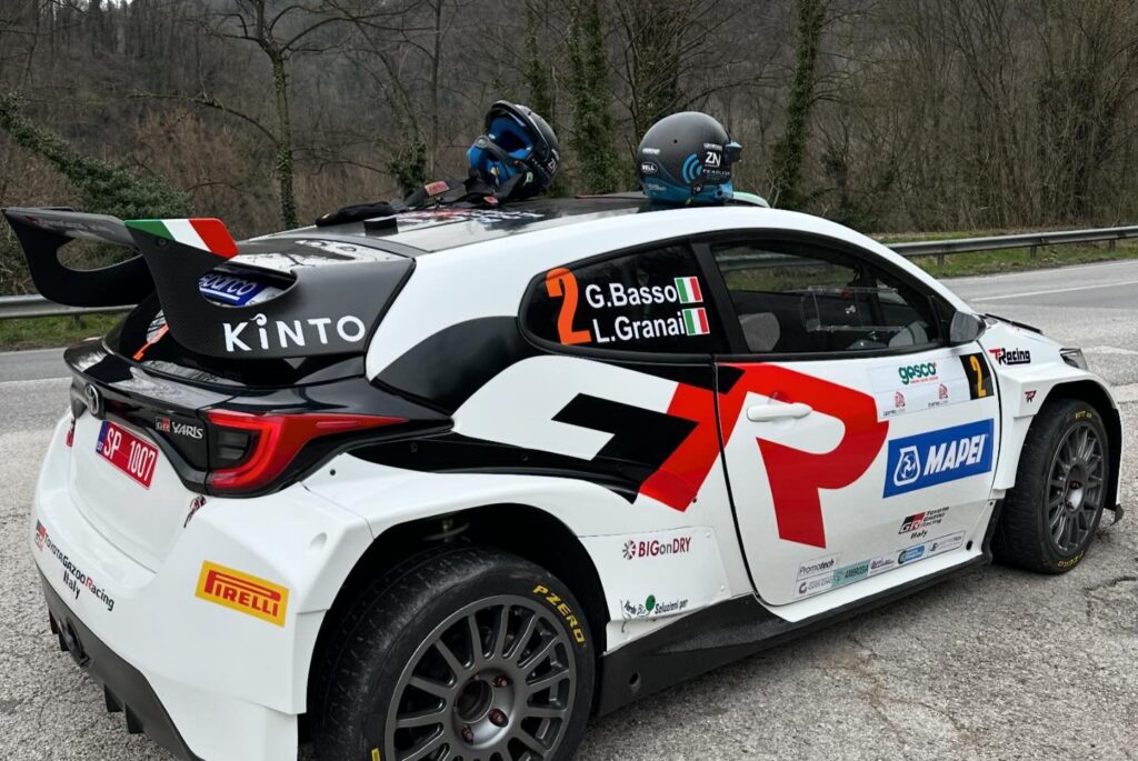 Equipaggio rally in gara esperienza reale alla base dei corsi CoDriver Academy