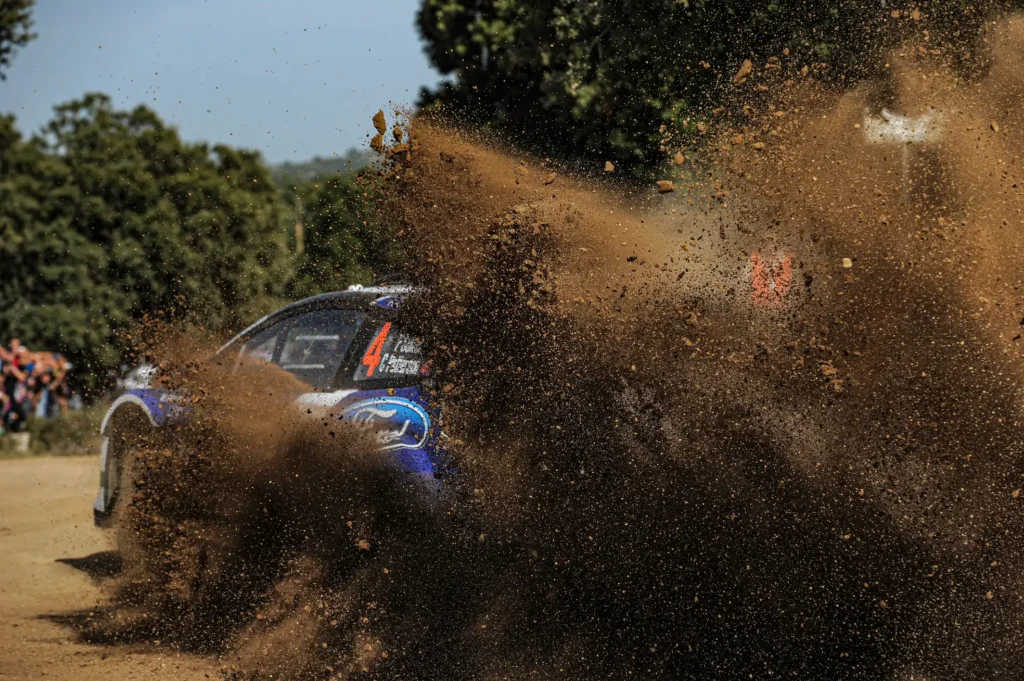 Equipaggio rally in prova speciale durante una competizione del campionato italiano
